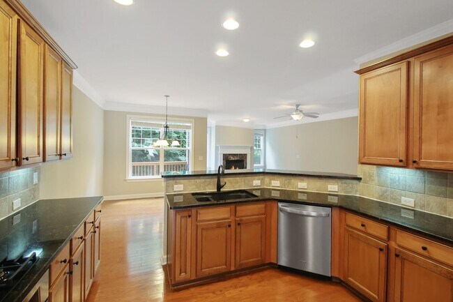 Building Photo - 3 bedroom 3 bath  Townhouse in Cobblestone...