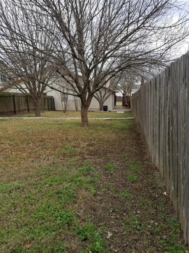 Building Photo - 740 Simonetti Dr