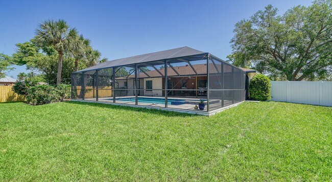 Building Photo - 3 Bedroom, 2 Bath Home with Pool Near Sies...
