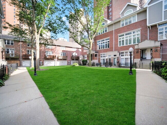 Building Photo - 4934 S Cornell Ave