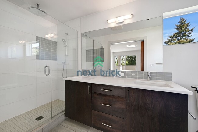 Building Photo - 3 BED & 2 BATH TOWNHOUSE FOR RENT