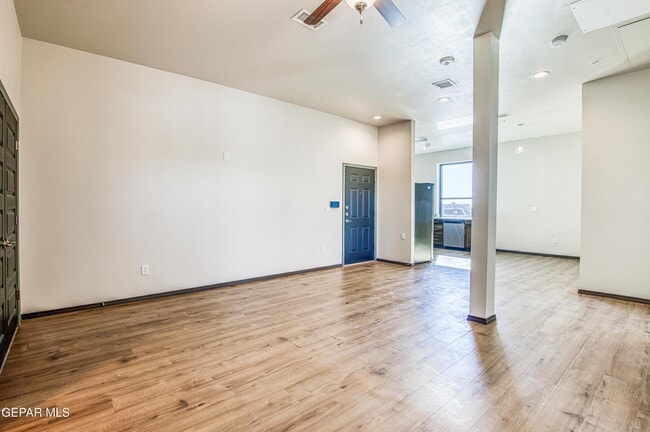 Building Photo - 312 E Overland Ave