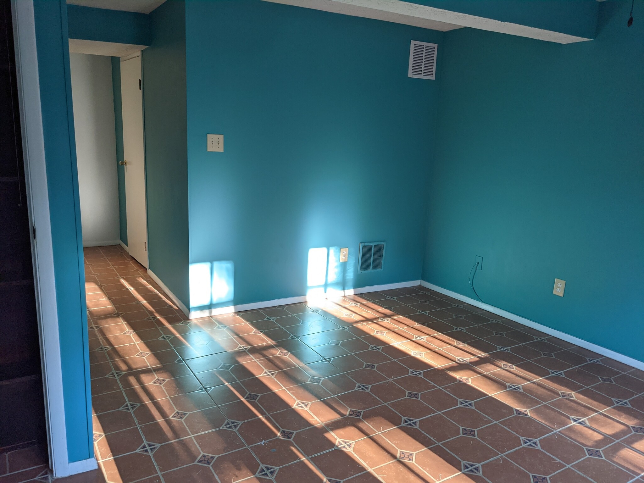 Bright and spacious basement bedroom with french doors - 2854 S Meade St