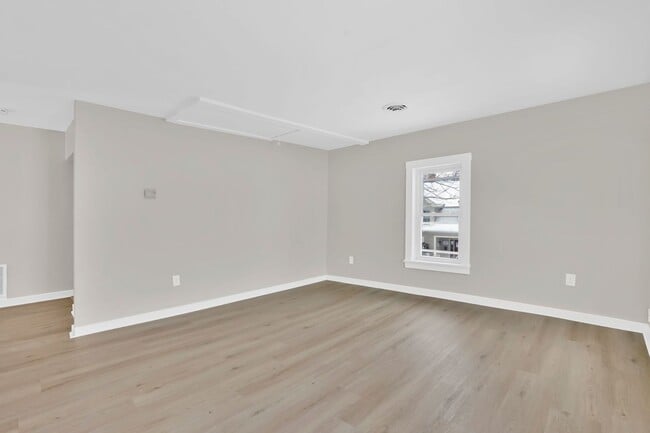 Building Photo - 11 Russell Rd