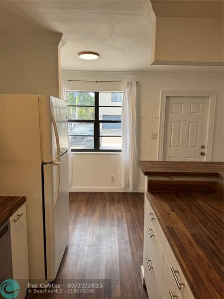 Building Photo - 520 NE 58th St