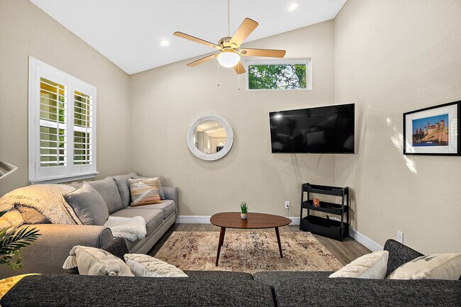 Building Photo - 104 Cedar St