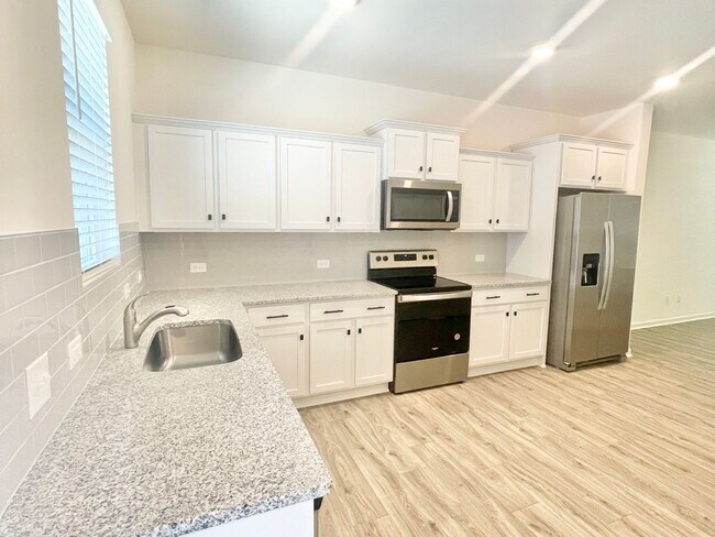 Building Photo - READY IN AUGUST 3 br 2.5 Townhome Near His...