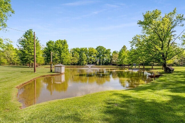 Building Photo - 405 Webb Rd W