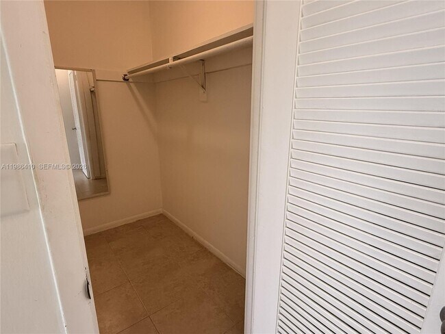 Building Photo - 2223 Park Ln