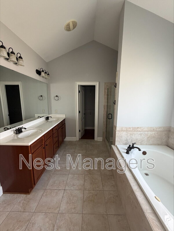 Building Photo - 2409 Thorngrove Ct