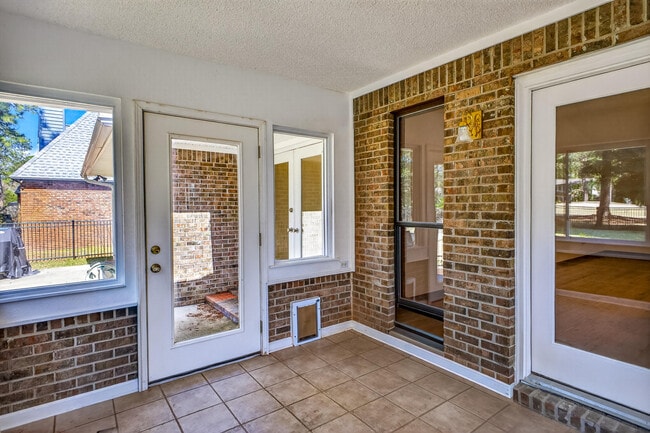 Building Photo - 1140 Troon Dr E