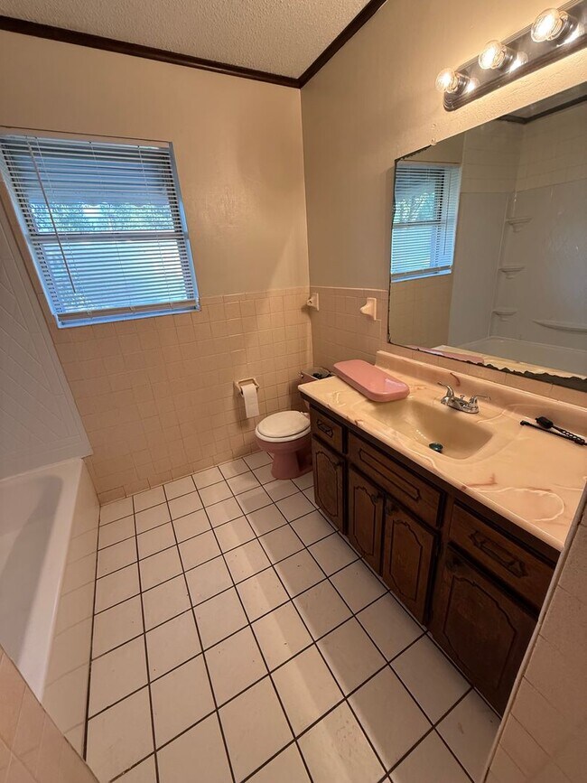Building Photo - 3 Bed 1.5 Bath House
