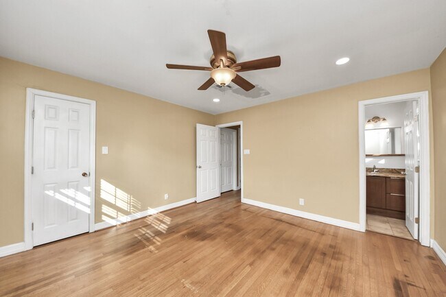Building Photo - 7623 Barberton Dr