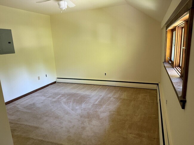 Building Photo - 1600 Sunset Ln