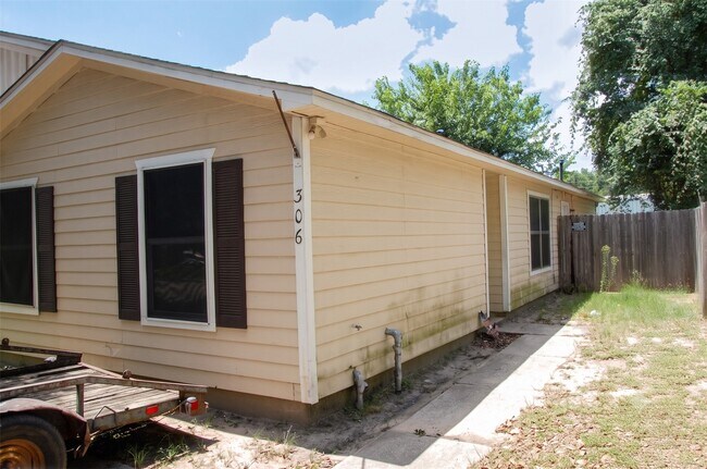 Building Photo - 306 Willowick St