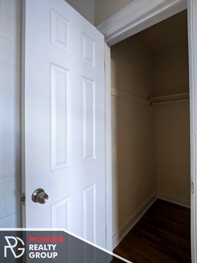 Building Photo - 2704 N Sawyer Ave