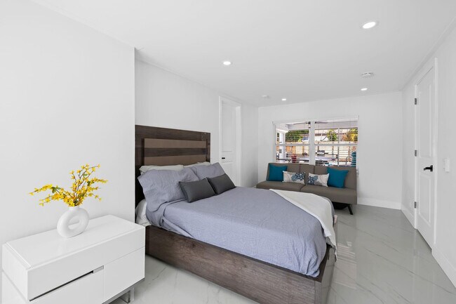 Building Photo - 865 NE 23rd Terrace