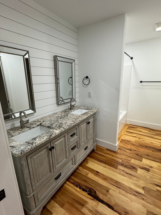 Building Photo - 869 Starr Hill Rd