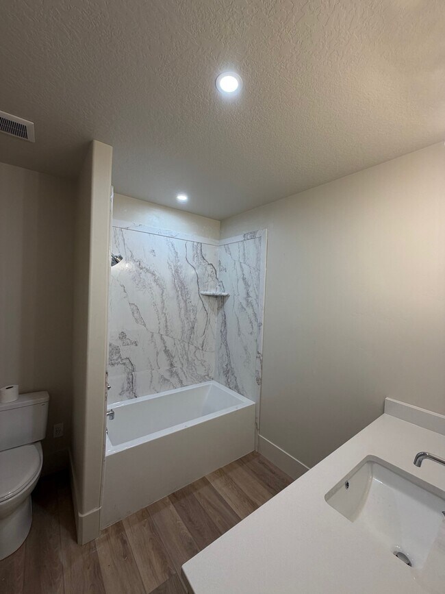 Building Photo - 927 Willow Brook Ln