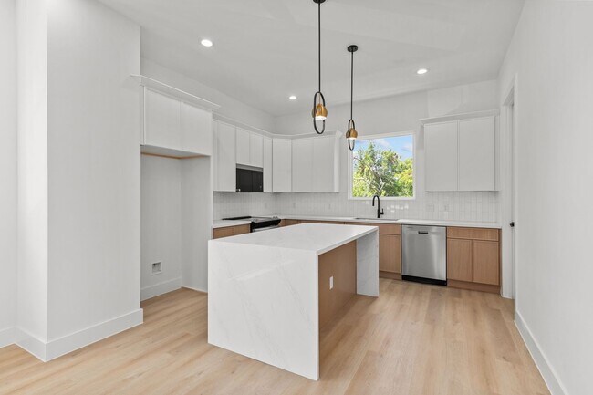 Building Photo - 3348 Sauer St