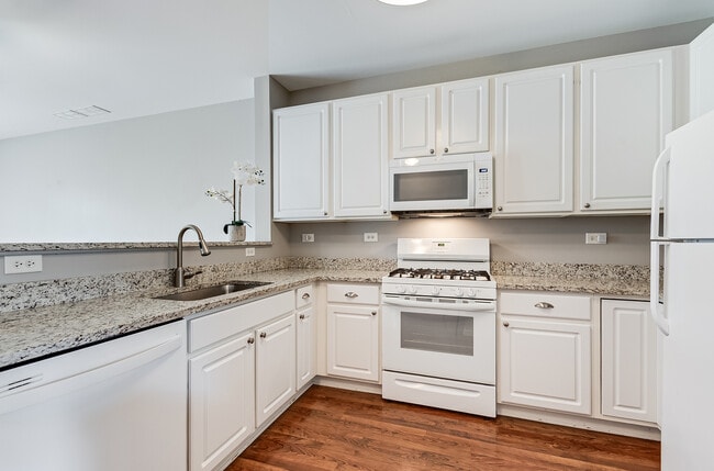 Building Photo - 913 Genesee Dr
