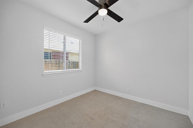 Building Photo - 14511 Oliphant St