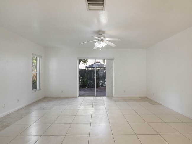 Building Photo - 970 Summit Lake Dr