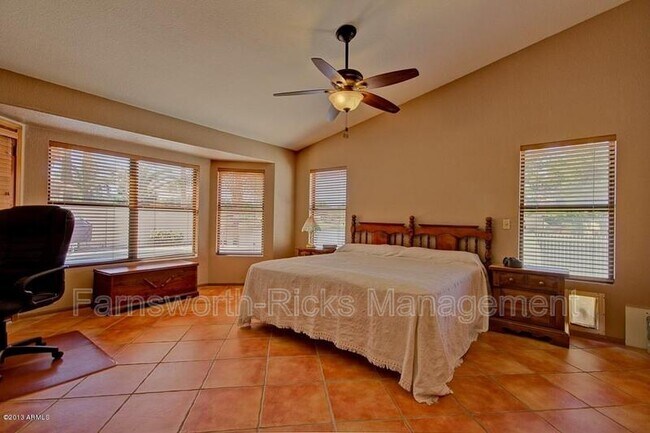 Building Photo - 420 E Stonebridge Dr