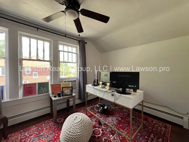 Building Photo - Beautiful House, Close to the Greenway and...