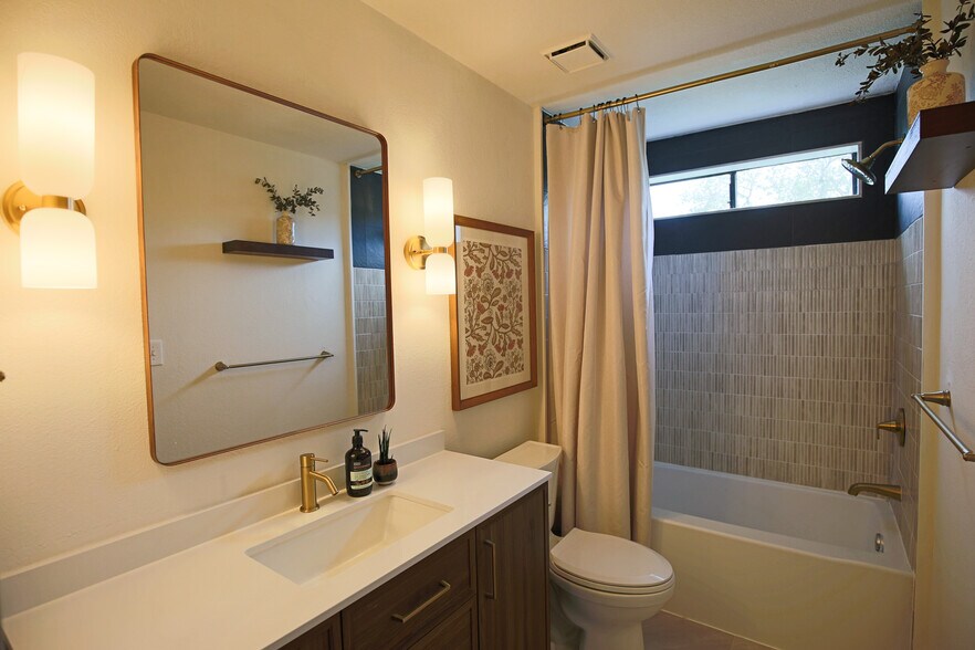 Building Photo - 708 Cowal Dr S