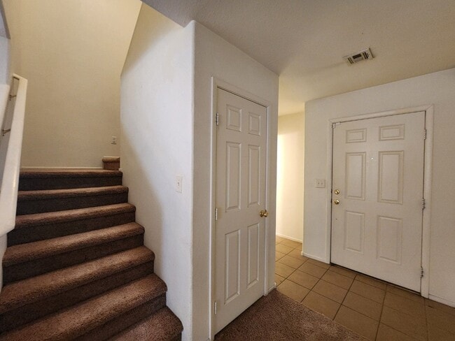Building Photo - Great 2 Story Home in the SouthWest
