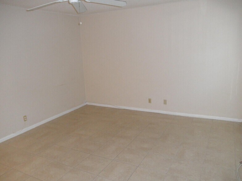 Building Photo - 640 NE 6th Ct