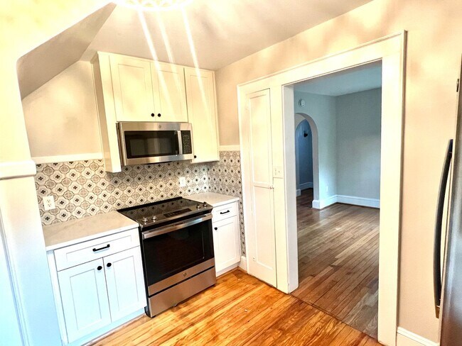 Building Photo - Completely Renovated 4BR Beach Cottage! Tw...