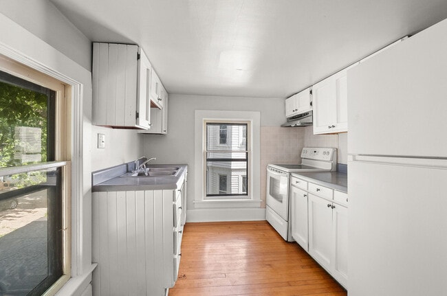 Building Photo - 564 Newbury St