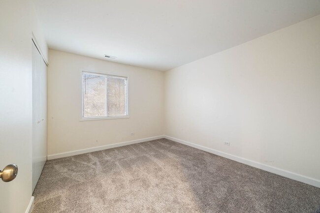 Building Photo - 0N024 Ambleside Dr