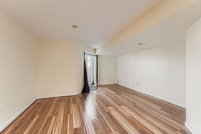 Building Photo - COME TOUR THIS BEAUTIFUL TOWNHOME. AVAILABLE NOW!