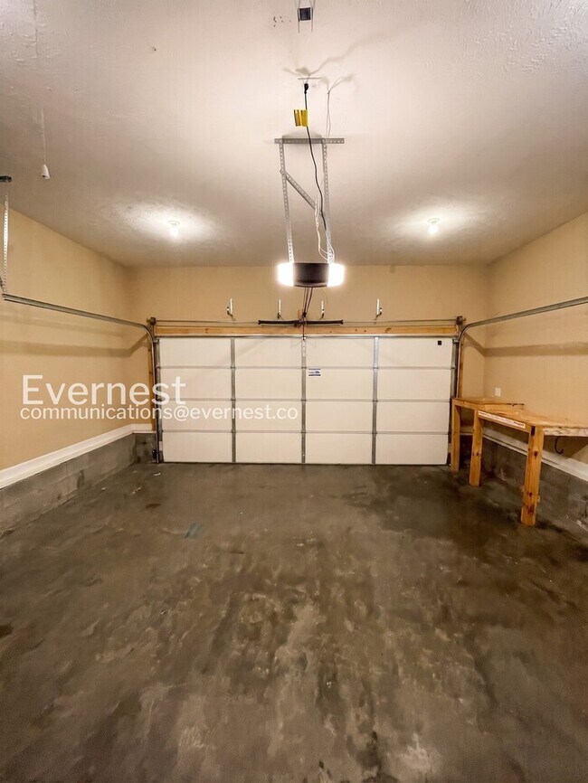 Building Photo - Limited Time Special Offer / 3 Bed, 2 Bath Home with Garage / Pet-Friendly / Vouchers Accepted / ...