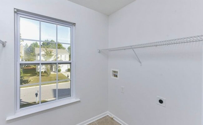 Building Photo - Enjoy the perfect blend of luxury, comfort...