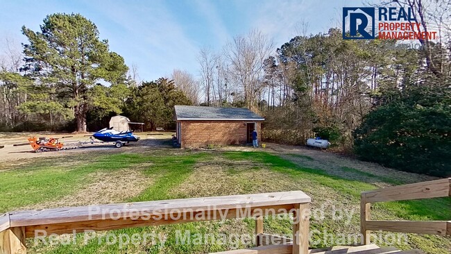 Building Photo - Recent Updates on Large Lot with Spacious ...