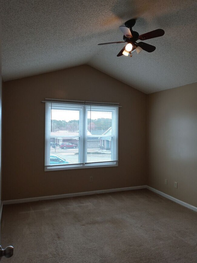 Building Photo - 3 bd/ 2 ba located MINUTES from Fort Bragg! Quiet Neighborhood!