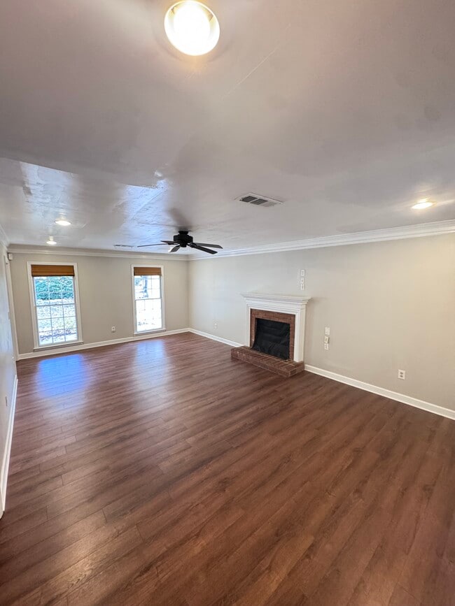 Building Photo - 1884 Dovonshire Rd S W