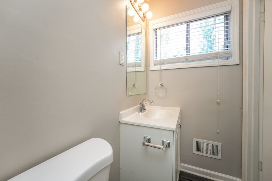 Building Photo - 1423 Cedar Heights Dr