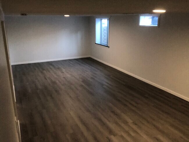 Building Photo - 806 Northlawn St NE