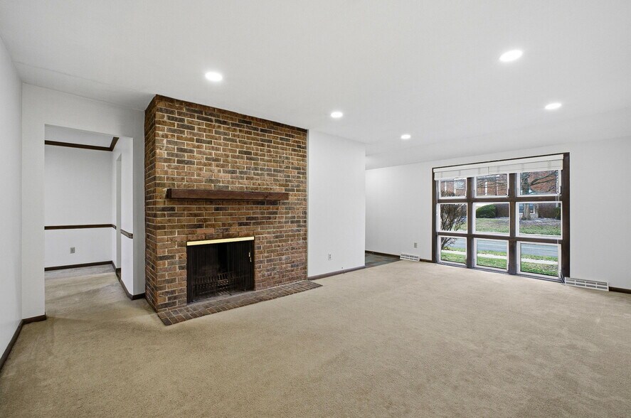 Building Photo - 4554 Sandringham Dr