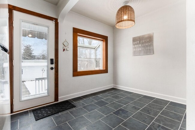 Building Photo - 51 E Schreyer Pl