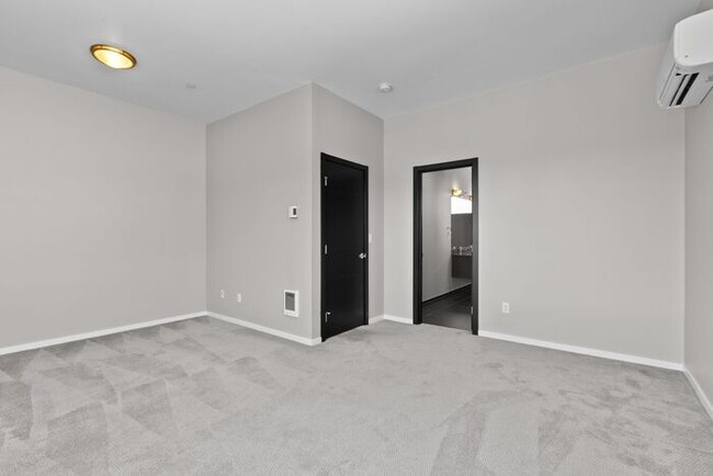Building Photo - Air Conditioned Judkins Parkside Townhome ...