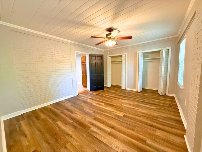 Building Photo - 202 Mayflower St