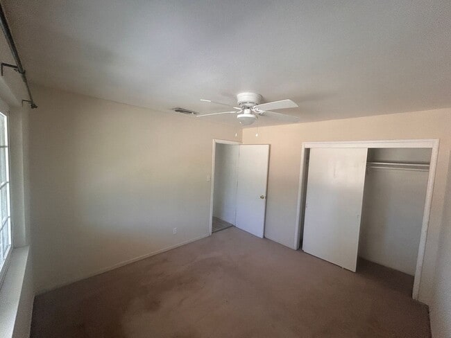 Building Photo - Move in Ready in  Hanford 3 bedroom, 1 bath with large yard!