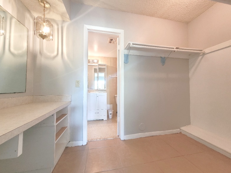 Building Photo - 400 NE 18th Ave