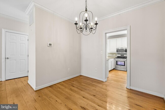 Building Photo - 211 W Hill St